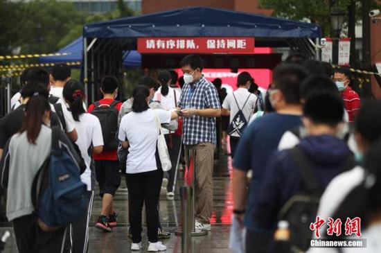 資料圖：2020年7月，上?？忌饺敫呖伎紙?chǎng)。張亨偉 攝