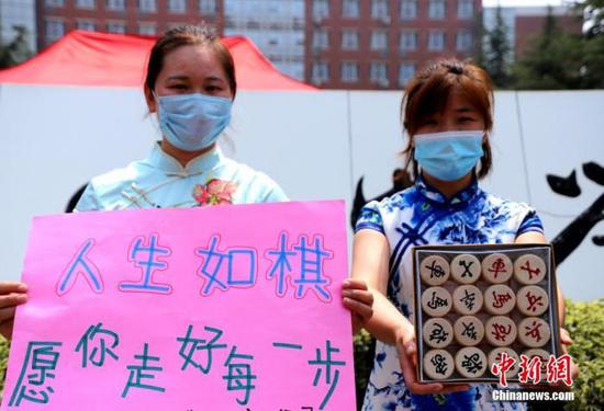 資料圖：2020年7月河南鄭州一高考考點(diǎn)，考生家長(zhǎng)送考 中新社記者 王中舉 攝