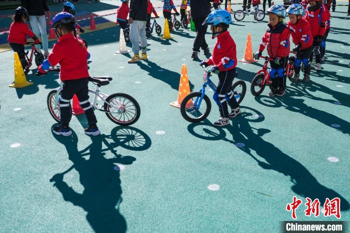 圖為拉薩市實驗幼兒園孩子們正在練習滑步車?！『闻罾?攝
