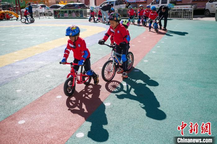 圖為拉薩市實驗幼兒園孩子們正在練習滑步車?！『闻罾?攝
