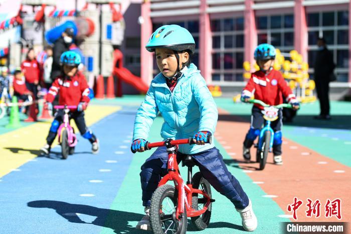 圖為拉薩市實驗幼兒園孩子們正在練習滑步車?！『闻罾?攝
