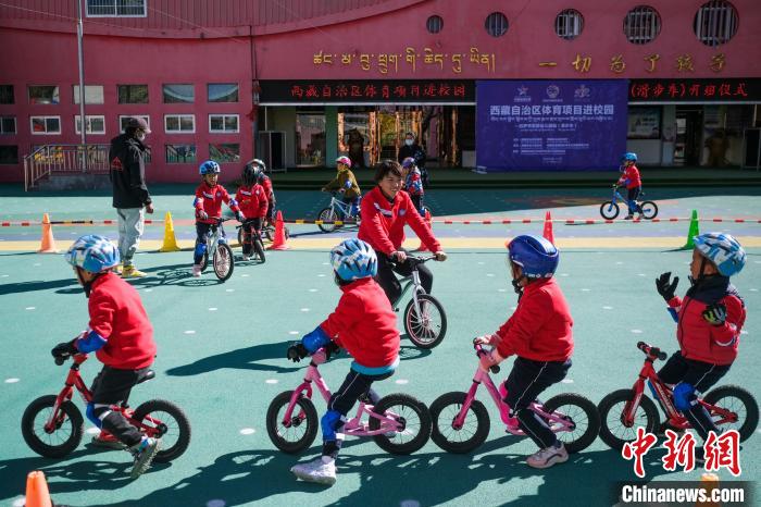 圖為拉薩市實驗幼兒園孩子們正在練習滑步車?！『闻罾?攝