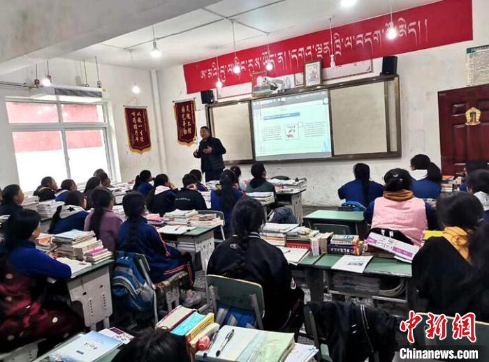 學生在免費輔導班上課?！∧岈敵?攝