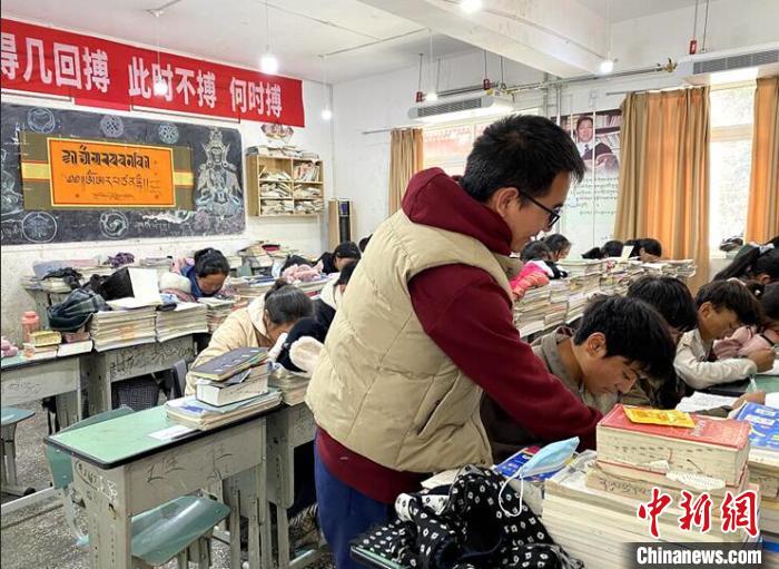 學生在免費輔導班上課?！∧岈敵?攝