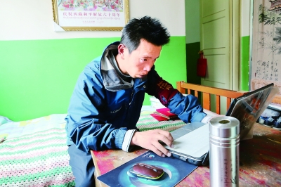 宋玉剛老師認(rèn)真地在電腦上查資料。西藏商報記者 盧明文攝影.jpg