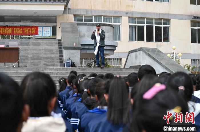 圖為西藏大學(xué)教授寧長(zhǎng)春為中學(xué)生授課?！≮w朗 攝
