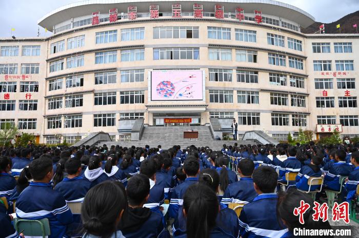 圖為昌都市第五高級(jí)中學(xué)全體學(xué)生參加授課?！≮w朗 攝