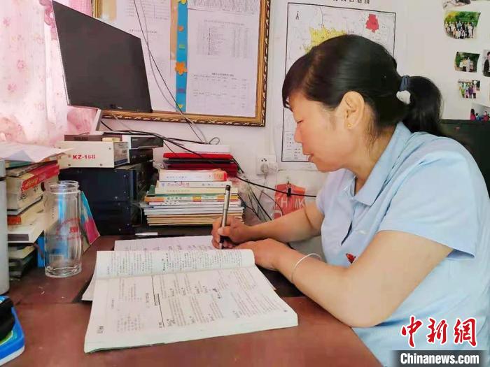 甘肅環(huán)縣“全能老師”堅守“麻雀學校”：學生在，我就在