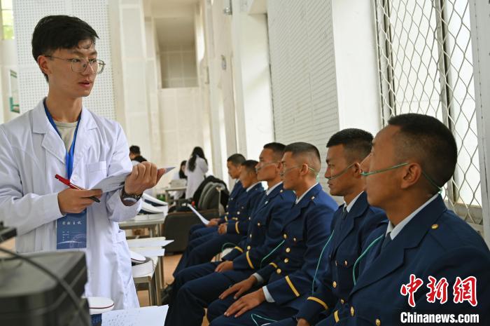 圖為研究團隊成員登記消防員信息。　趙朗 攝