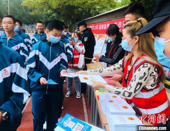 圖為西寧市法制宣傳進校園?！∥鲗幨谐俏鲄^(qū)供圖