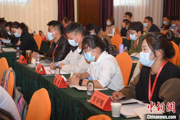 圖為第十五期全國(guó)預(yù)防青少年違法犯罪工作理論與務(wù)實(shí)高級(jí)研修班學(xué)員正在上課?！∝暩聛硭?攝