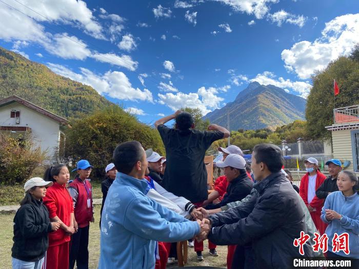 圖為學(xué)生們?cè)谖鞑匕退纱肭嗌倌昊顒?dòng)營(yíng)地開(kāi)展趣味活動(dòng)。　西藏青少年實(shí)踐教育基地供圖