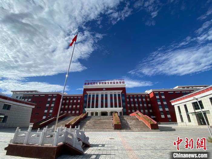 瀾滄江畔開(kāi)出“教育格?；ā保含F(xiàn)代教育和生態(tài)教育并重