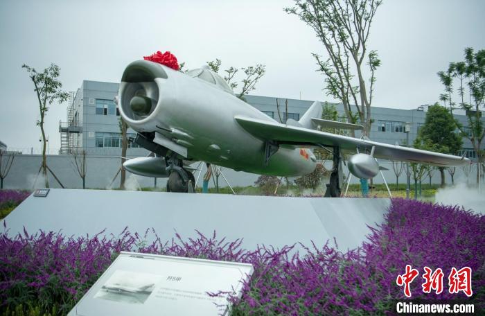 園林式戰(zhàn)斗機(jī)博物館內(nèi)展示的“殲5甲”飛機(jī)。　劉忠俊 攝