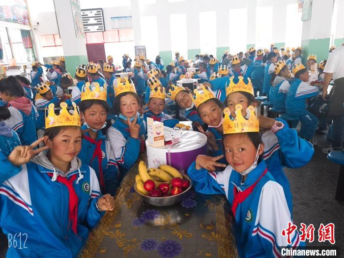 圖為加查縣安繞鎮(zhèn)小學(xué)學(xué)生集體過(guò)六一兒童節(jié)?！“怖@鎮(zhèn)小學(xué)供圖