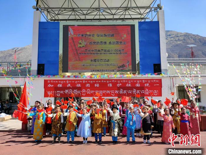 圖為加查縣安繞鎮(zhèn)小學(xué)各民族代表學(xué)生齊唱紅歌?！“怖@鎮(zhèn)小學(xué)供圖