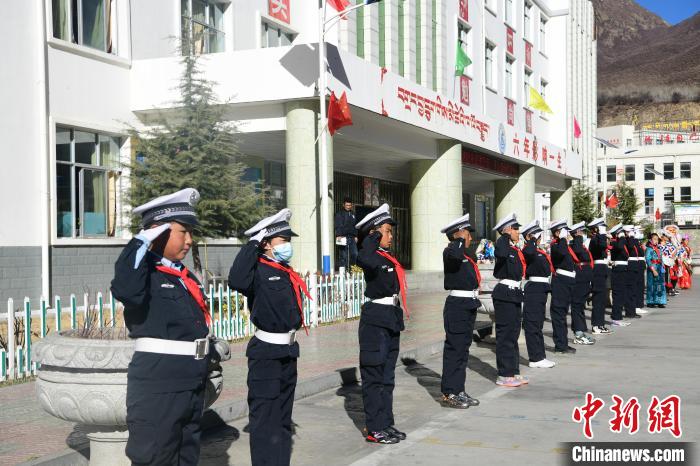 圖為加查縣安繞鎮(zhèn)小學(xué)學(xué)生爭(zhēng)當(dāng)“小交警”體驗(yàn)交警工作?！∝暩聛?lái)松 攝