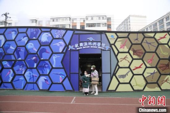圖為西寧市第一中學濕地科普宣教館?！±罱瓕?攝