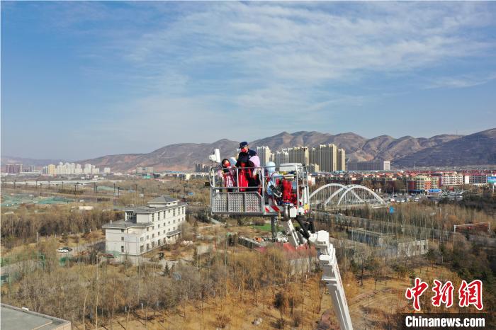 圖為小朋友在消防員的陪同下，體驗78米登高平臺消防車?！铨埥?攝