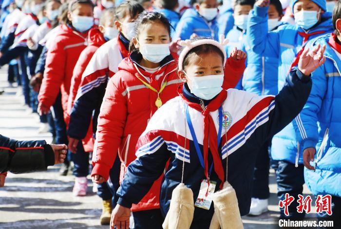 圖為學(xué)生跳起歡快的藏族舞蹈迎接新學(xué)期。　馬銘言 攝