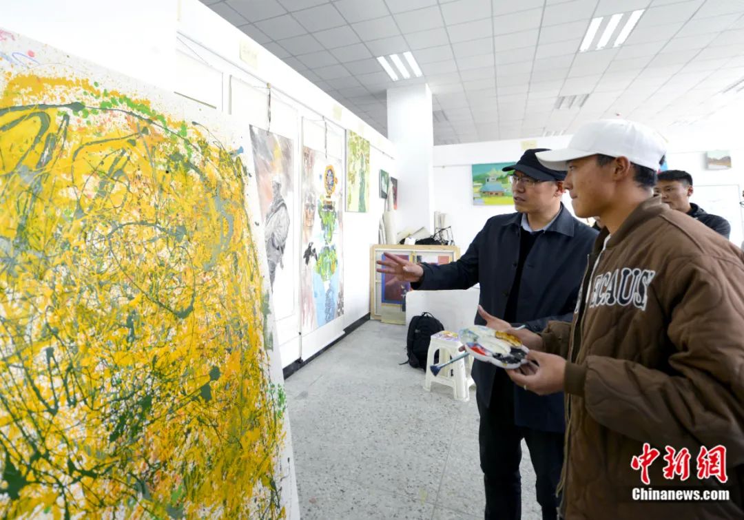 劉洋在課堂上指導(dǎo)學生繪畫技巧。<a target='_blank' href='/'><p  align=