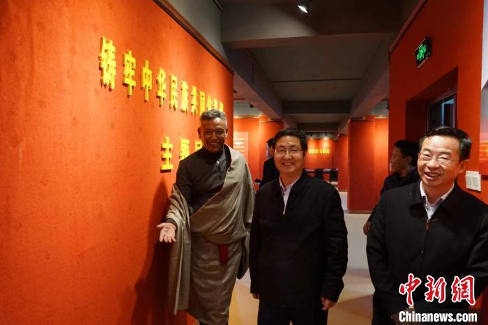 資料圖為參觀鑄牢中華民族共同體意識主題展。　胡貴龍 攝