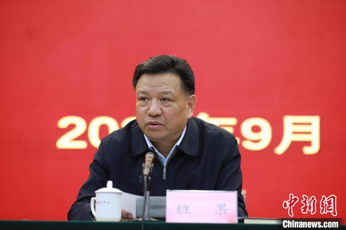 圖為青海省委常委、統(tǒng)戰(zhàn)部部長(zhǎng)班果出席會(huì)議并講話?！『F龍 攝