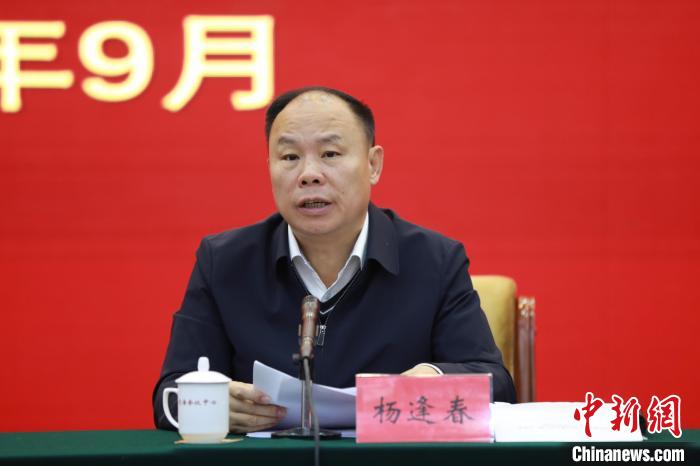 圖為青海省副省長(zhǎng)楊逢春主持會(huì)議并講話?！『F龍 攝