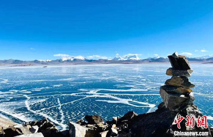 圖為普瑪江塘鄉(xiāng)境內(nèi)的雪山、冰湖美景。　浪卡子縣網(wǎng)信辦供圖