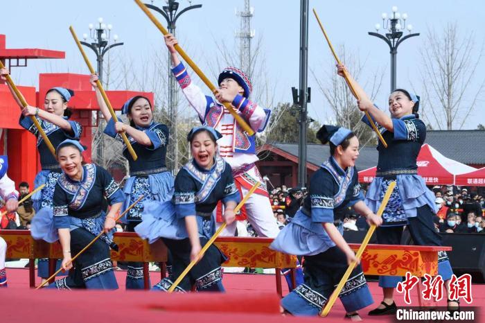 圖為廣西壯族打扁擔(dān)展演?！×赫赵?攝