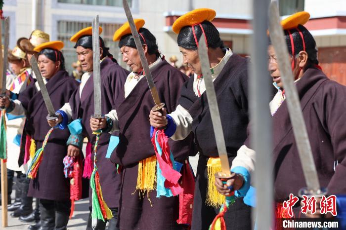圖為藝人們手持藏刀表演加麻百·甲江?！愔闈扇?攝