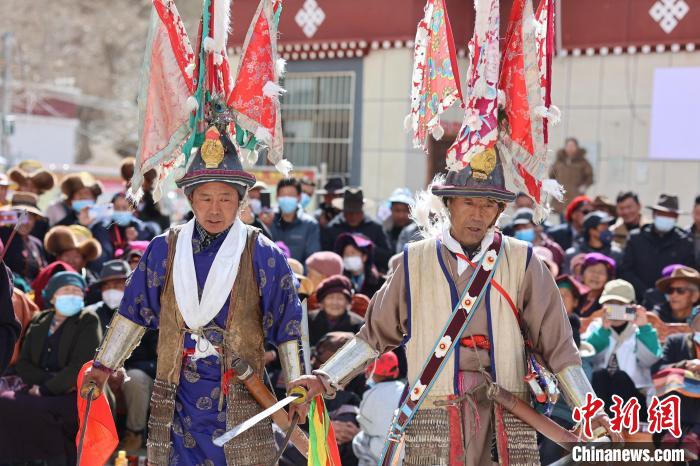 圖為兩位藝人表演瓊結(jié)“果孜”舞。　倫珠澤仁 攝
