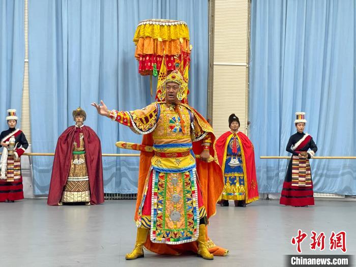 圖為格薩爾劇展演?！∠锴凡抛?供圖