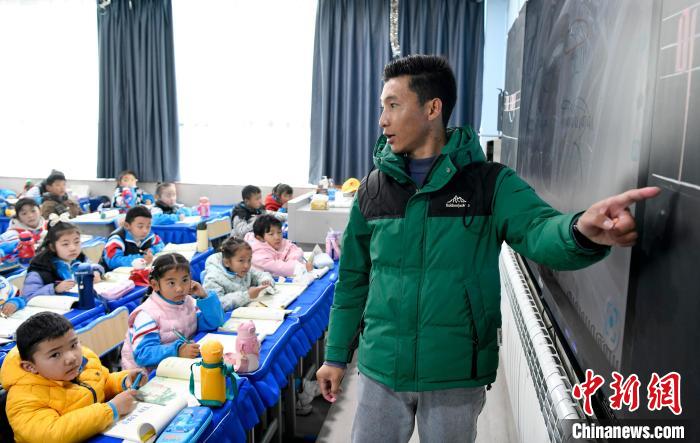 3月14日，西藏拉薩市第一小學藏語文老師拉巴次仁在課堂上。　李林 攝