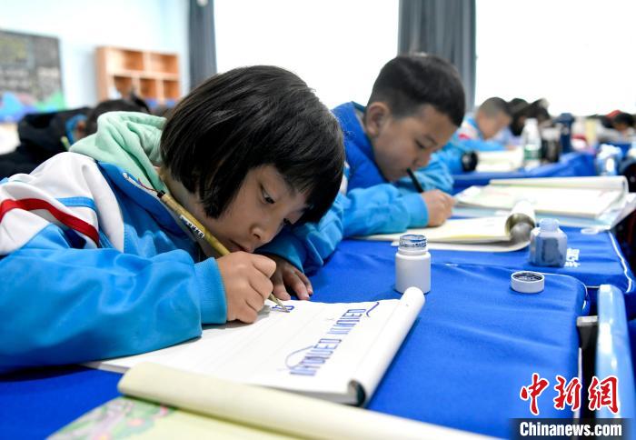 3月14日，西藏拉薩市第一小學一年級六班的學生們在藏語文課上書寫藏文。　李林 攝