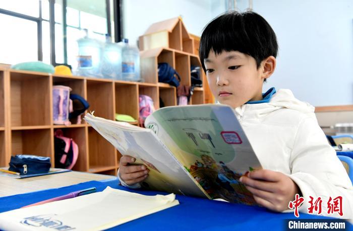 3月14日，西藏拉薩市第一小學一年級六班學生丁增樂吉在閱讀藏語課本?！±盍?攝