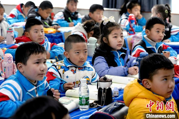 3月14日，西藏拉薩市第一小學一年級六班學生正在上藏語文課?！±盍?攝