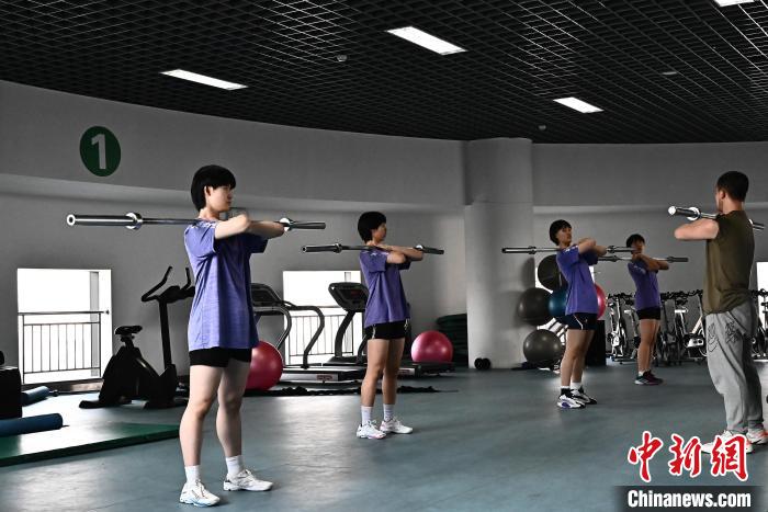 圖為全國青少年女排在天津進(jìn)行集訓(xùn)?！√旖蝮w育學(xué)院供圖