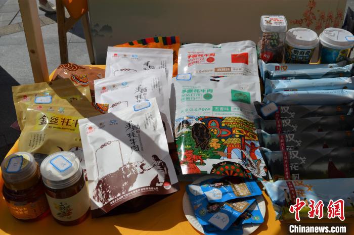 推介活動上的農(nóng)特產(chǎn)品展示。　朱凌捷 攝