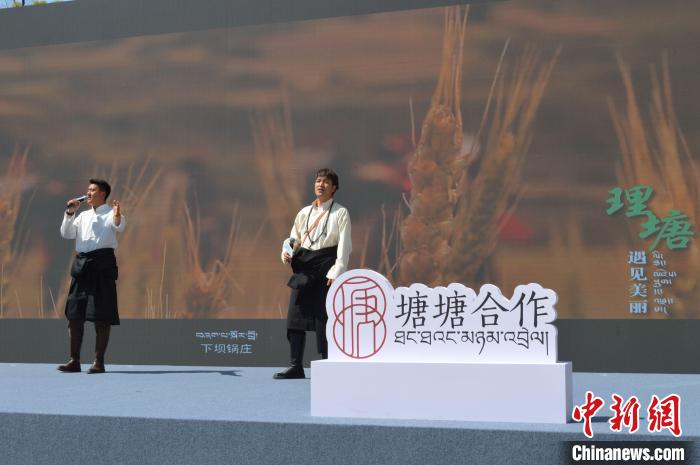 “康巴漢子”現(xiàn)場獻唱?！≈炝杞?攝