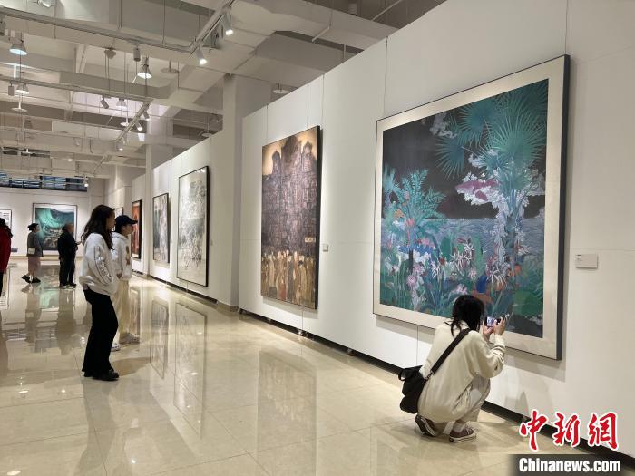 圖為全國(guó)青年教師中國(guó)畫(huà)學(xué)術(shù)邀請(qǐng)展吸引學(xué)生觀展?！＄婌?攝