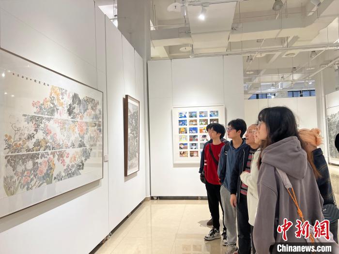 圖為全國(guó)青年教師中國(guó)畫(huà)學(xué)術(shù)邀請(qǐng)展現(xiàn)場(chǎng)?！＄婌?攝
