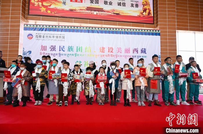 圖為部分獲獎(jiǎng)學(xué)生合影?！≮w朗 攝