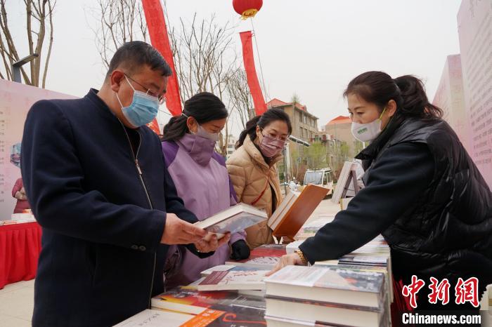 圖為民眾在活動(dòng)現(xiàn)場購書?！●R銘言 攝