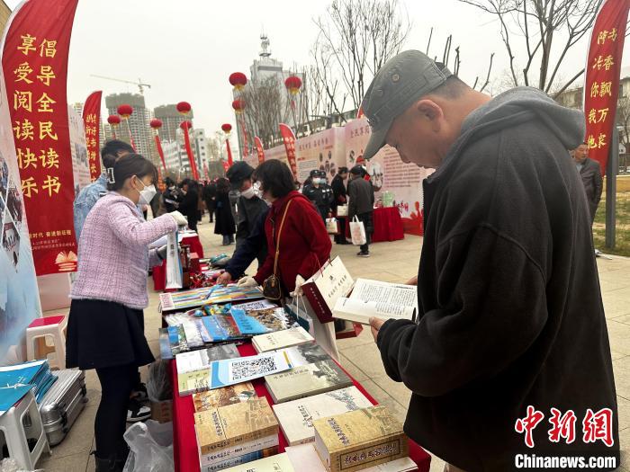 圖為民眾在活動(dòng)現(xiàn)場讀書、購書?！±铍h 攝