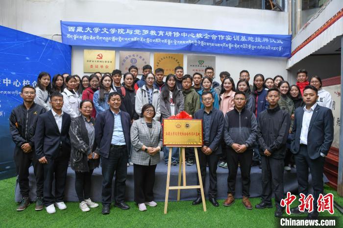 圖為揭牌儀式上合影?！∝暩聛硭?攝
