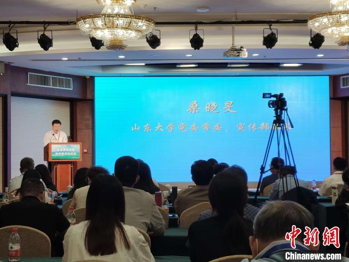 山東大學黨委常委、宣傳部部長桑曉旻在現(xiàn)場致辭?！⊥醪赦?攝