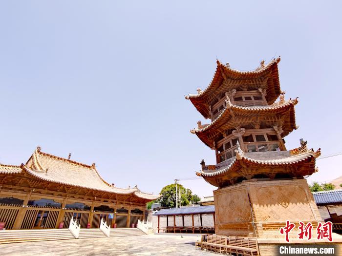圖為阿河灘清真寺局部?！?zhí)砀?攝