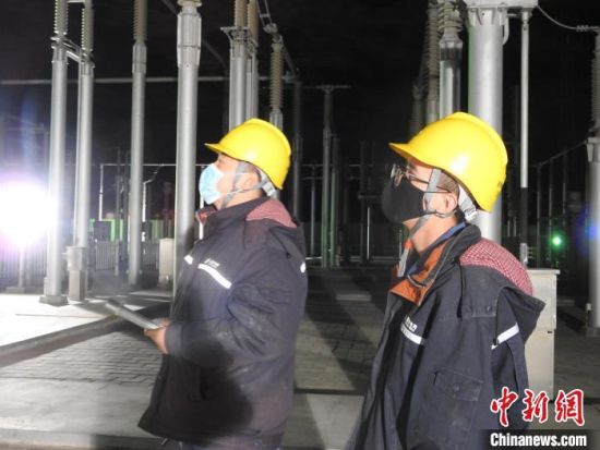 圖為5月10日凌晨，國(guó)網(wǎng)青海檢修公司柴達(dá)木換流站運(yùn)維人員在進(jìn)行柴拉直流系統(tǒng)停電操作?！∫杂?攝