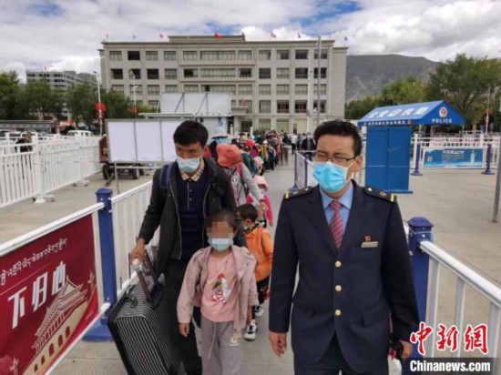 圖為拉薩車站工作人員為西藏先心病患兒和陪同人員提供“綠色”接力幫扶，并開通了專門通道，讓他們快速進站上車。拉薩車站 供圖